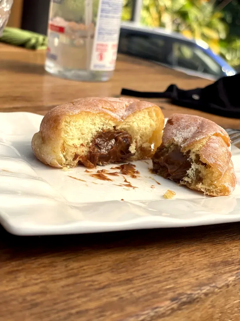 Donut recheado com doce de leite