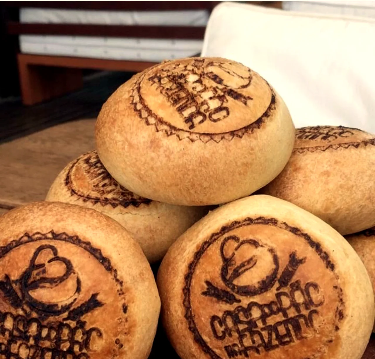 Pães da casa com o logotipo da Casa do Pão na Fazenda carimbado na casca