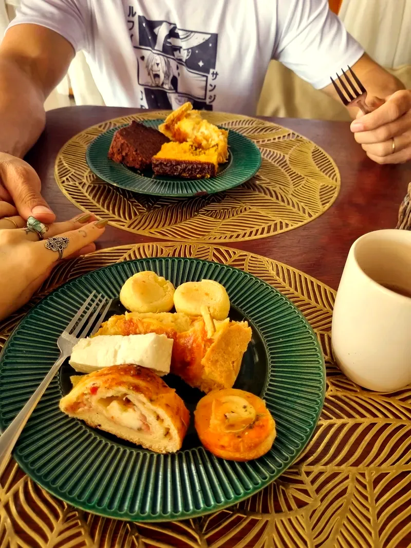 Prato de café da manhã com pães, queijo e frutas